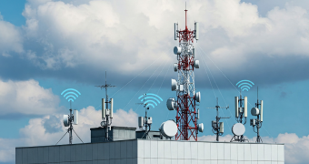 Red empresarial con equipos Altai, MikroTik y Cisco en un rack